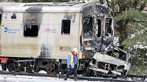 New York Commuter Train Hits Vehicle On Tracks Kabc7 Photos And