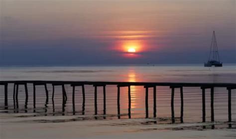 Gelombang Tinggi Wisatawan Terjebak Di Karimunjawa