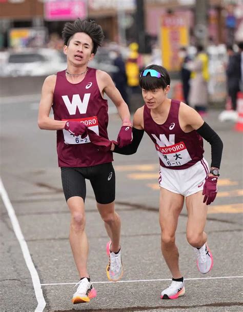 ＜箱根駅伝往路 戸塚中継所＞3区・辻（右）にたすきをつなぐ早大の2区・山口（撮影・木村 揚輔） ― スポニチ Sponichi Annex スポーツ