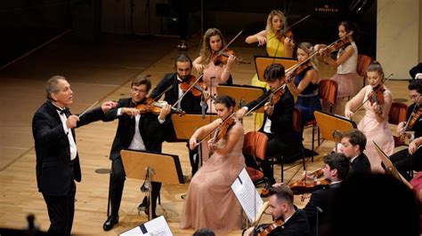 Pe 9 11 şi 13 august Orchestra Română de Tineret dirijată de Cristian