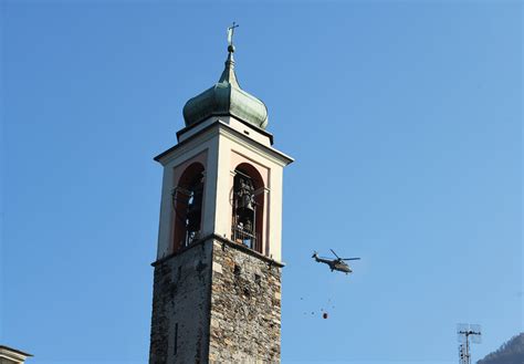 Helikopter unterstützen Löscharbeiten am Monte Gambarogno Cockpit