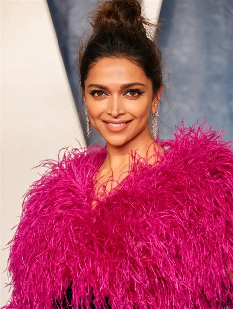 Pesona Deepika Padukone Tampil Memukau Di Piala Oscar 2023 Foto