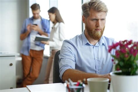 Retrato De Un Joven Sentado En Su Escritorio En La Oficina Trabajando