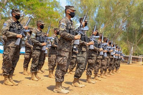 La Fuerza Armada De El Salvador Recibe Fusiles M16A1 Y Ametralladoras