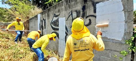 Privados De Libertad Borran Grafitis De Pandillas En Ciudad Delgado