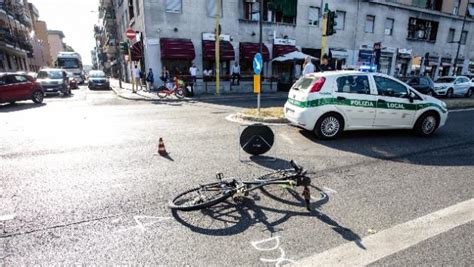 Ciclista Investito In Viale Monza A Milano Grave Gazzetta Di Parma