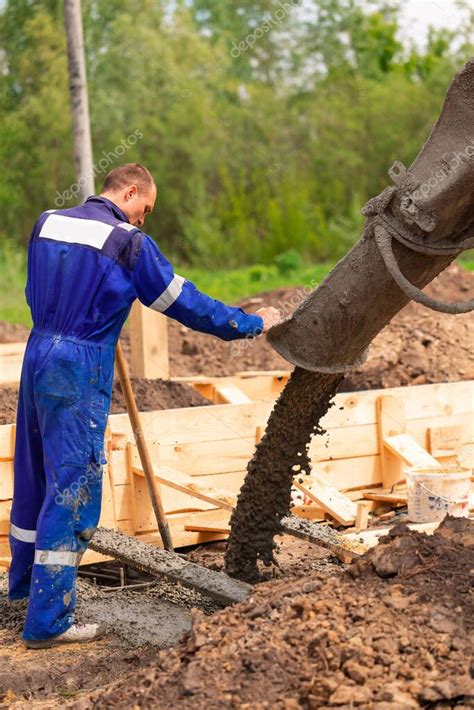 Trabajador de la construcción que pone cemento u hormigón en el