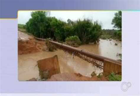 Moradores ficam ilhados após quedas de pontes na área rural de Magda