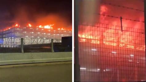 Incendio Consume Estacionamiento De Aeropuerto En Londres Suspenden