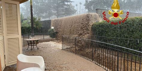 Maltempo Nel Catanese Nell Inferno Di Acireale L Acqua Invade Le