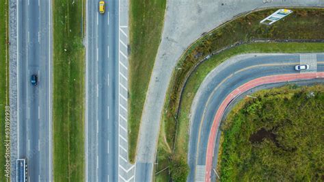 Faixas da rodovia Ayrton Senna em Itaquá no Brasil Stock Photo Adobe