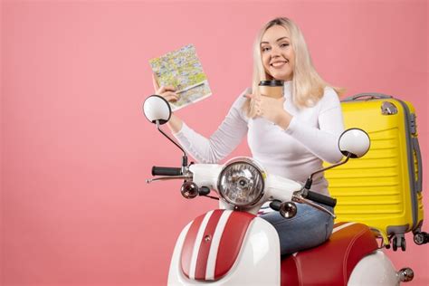 Vue De Face Heureuse Jeune Femme Sur Cyclomoteur Avec Valise Jaune