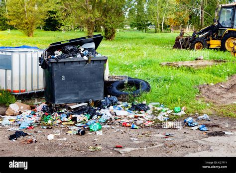 Residuos De Basura En El Parque Lleno De Todo Tipo De Basura Fotograf A