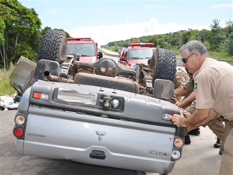 G Homem Capota Carro E Fica Preso S Ferragens Na Br Na Para Ba