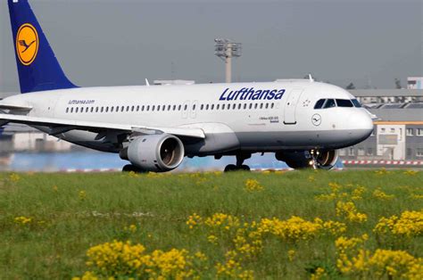 Lufthansa Airbus A320 200 Mit Dem Kennzeichen D Aiqb Trägt Den Namen