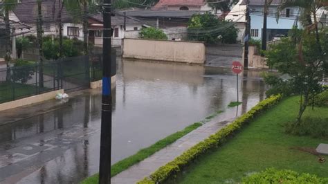 Após chuva ruas ficam alagadas em Joinville