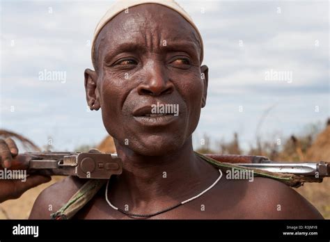 África de Etiopía el sur del valle de Omo Tribu Mursi Hombre Mursi