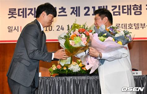 사진 구승민 축하 꽃다발 받는 김태형 감독