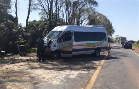 Duas pessoas morrem e outras 13 ficam feridas em colisão entre carro e