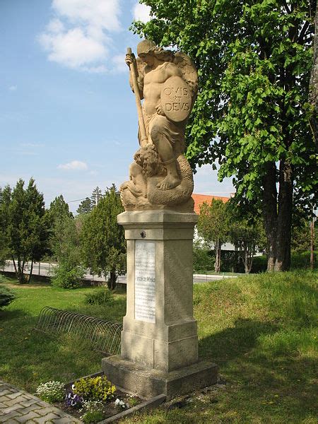 Estatua De San Miguel Arc Ngel Sometiendo Con Su Espada Y Su Escudo A