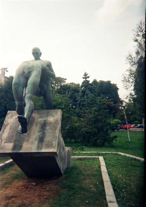 Galeria Pasager Monument Caderea De Pe Soclu Constanta