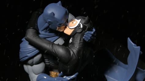 Dc Collectibles Batman Hush Batman And Catwoman The Kiss Statue Youtube