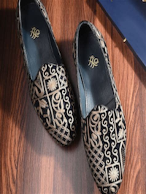 Buy House Of Pataudi Men Ethnic Embroidered Lightweight Mojaris Casual Shoes For Men 26539324