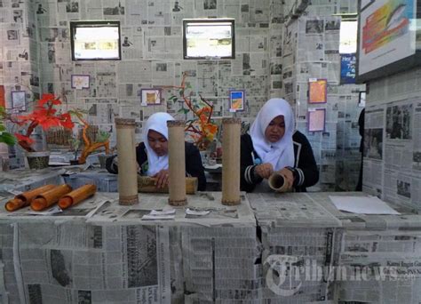 Ruangan Kelas Smk Al Mina Dilapisi Kertas Koran Foto 3 1703054