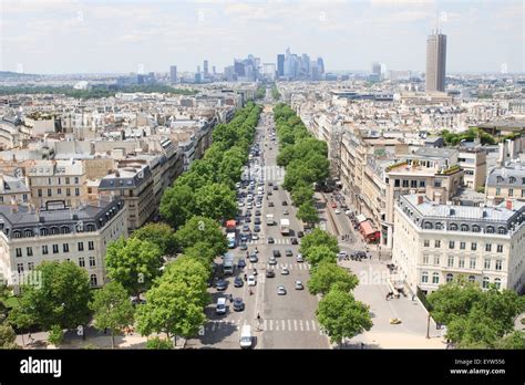 Avenue de la Grande Armée avec la défense au fond vu depuis le pont d