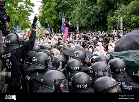 Polizist Droht Mit Pfefferspray Am September Sammeln Sich In