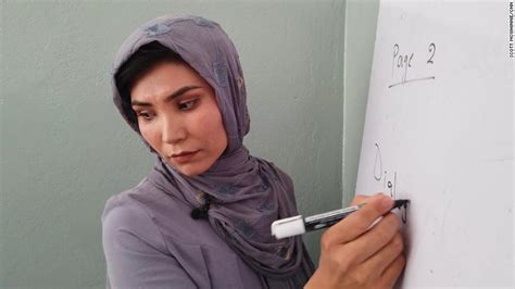 Las Mujeres De Kabul Desafían A Los Talibanes Y Regresan A Escuelas Y