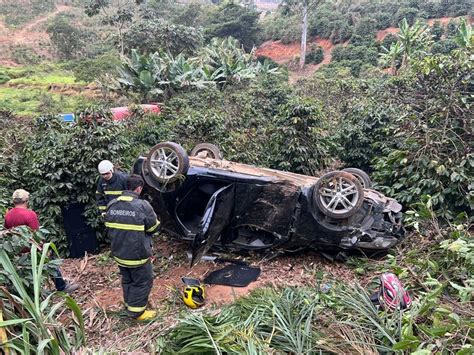 Portal Capara Homem Fica Preso S Ferragens Ap S Carro Capotar Em