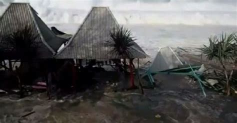 Mirip Tsunami Kecil Begini Dahsyatnya Gelombang Di Pantai Gunungkidul