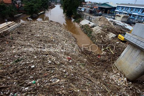 Sampah Menumpuk Di Ciliwung Antara Foto