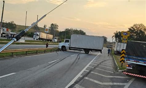 Ciclista Fica Gravemente Ferido Ap S Ser Atropelado Por Caminh O Em De