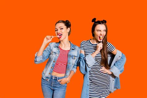 Dos Despreocupados Hermosa Y Encantadora Brunette Encantadora Dama De Pelo Aislado En Amarillo