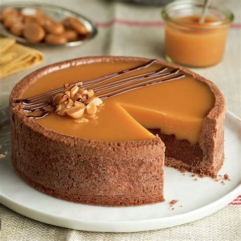 Tarta Rellena De Chocolate Con Leche Y Caramelo