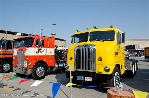 White Freightliner Wft 7564 And Freightliner Mid America Tru Flickr