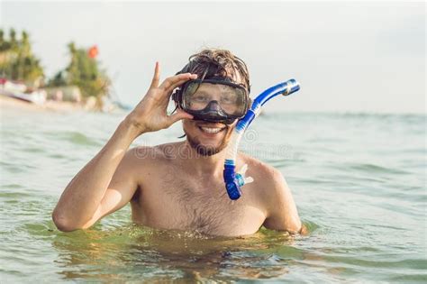 En Man Med En Maskering Och En Snorkel Ska Dyka In I Havet Arkivfoto