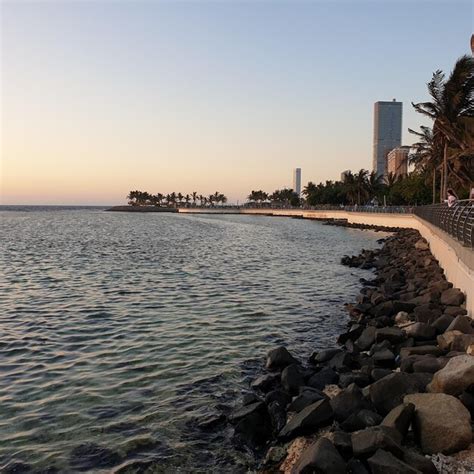 Praia de rock arábia saudita jeddah corniche Foto Premium