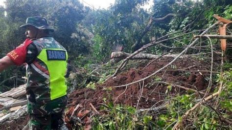 Tiga Rumah Tertimbun Longsor Di Jalan Poros Sinjai Malino Tribun