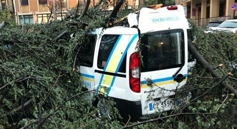 Catania Domani Scuole Chiuse Tornado Si Abbatte Sul Centro Danni E