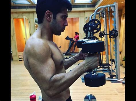 HALF NAKED Selfies Of Varun Dhawan That Will Arouse You Filmibeat