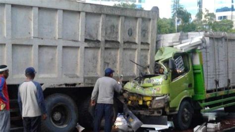 Diduga Sopir Kurang Konsentrasi Truk Bermuatan Hebel Tabrak Dump Truck