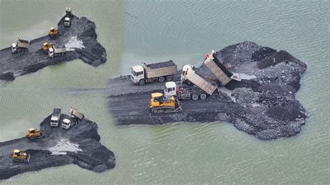 280 Wheel Loader Moving Rock Dump Trucks Fill The Soil With Water