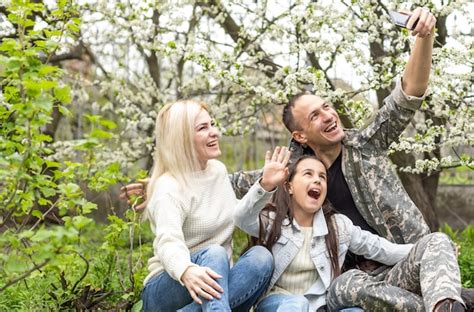 Fam Lia Dando Boas Vindas Ao Marido Em Licen A Do Ex Rcito Foto Premium