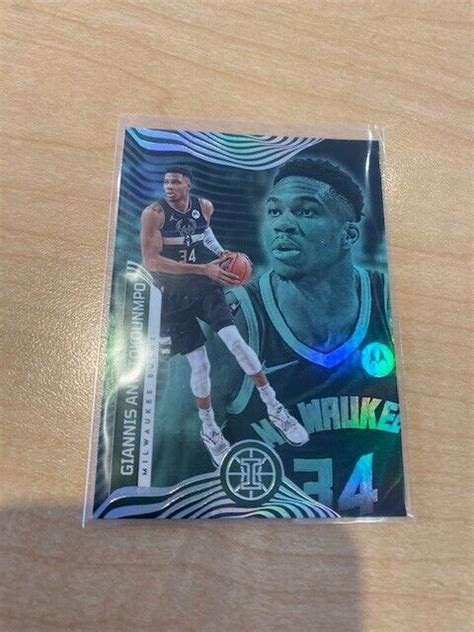 Panini Illusions Emerald Giannis Antetokounmpo Milwaukee