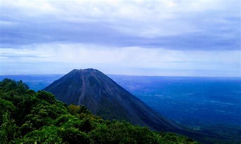 Volcan De Izalco En El Salvador Cerro Verde San Salvador Mayan Ruins