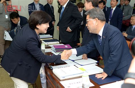 서·경·인교육청 국감에서 인사나누는 서영교 의원과 이재정 교육감 에듀포토