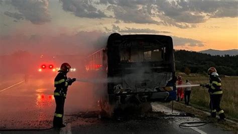 Foto Un Autobuz Plin Cu Pasageri A Luat Foc N Mers Pe Un Drum Din